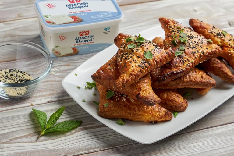 Τρίγωνα γαλοπούλοτυροπιτάκια